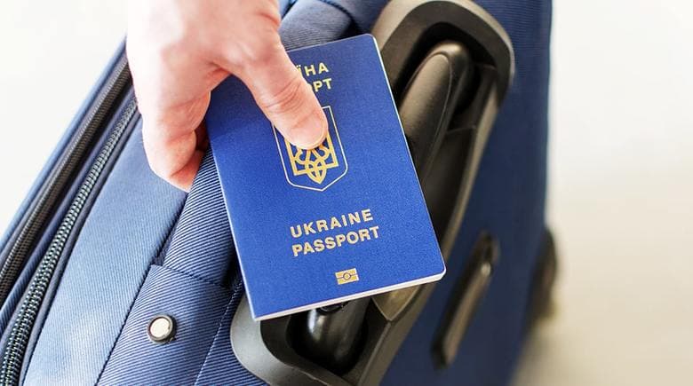 Як оформити закордонний паспорт та скільки це коштує у 2022 році