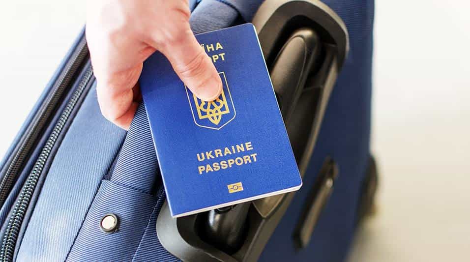 Як оформити закордонний паспорт та скільки це коштує у 2022 році