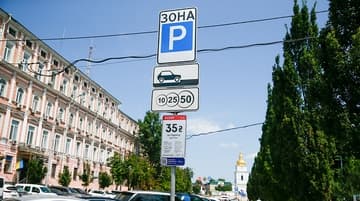 У Києві тимчасово не стягуватимуть оплату за паркування на муніципальних майданчиках